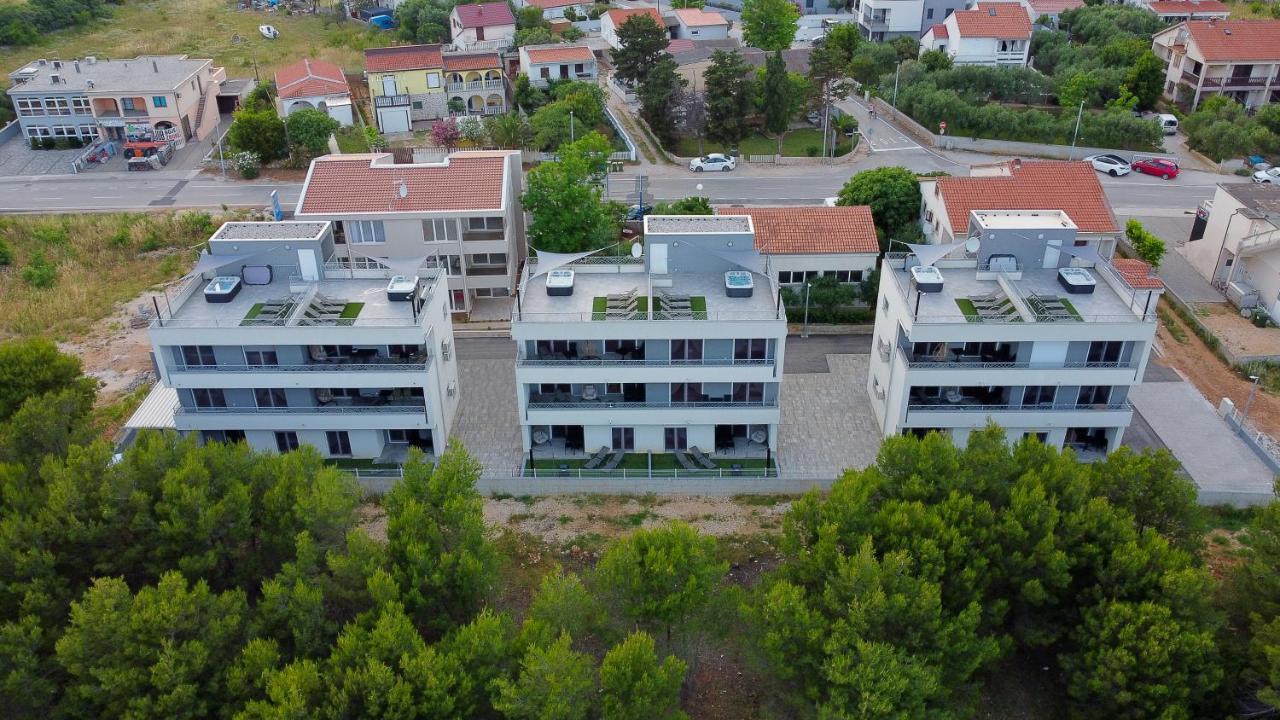 Number One Apartments Vir Exteriér fotografie